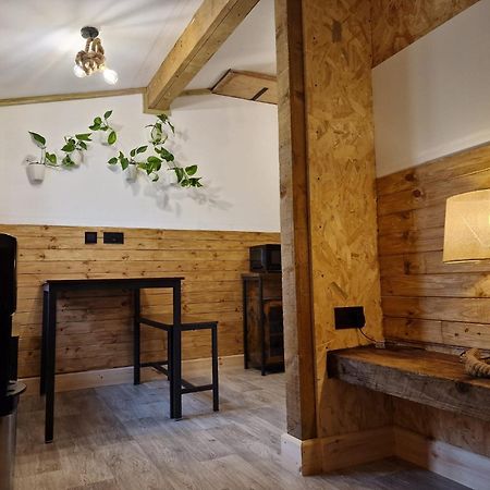 Two-Bedroom Cosy Country Lodge With Private Patio Greenhithe Exteriér fotografie